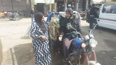 نساء في زي الرجال.. سماح وأميرة رحلة كفاح بالجلباب والشال.. تعملان في جمع الكراتين ونقل الخضار.. وتأملان في حياة كريمة