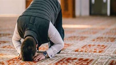 حكم أداء الصلاة أثناء العمل ورفع الصوت بالأذان