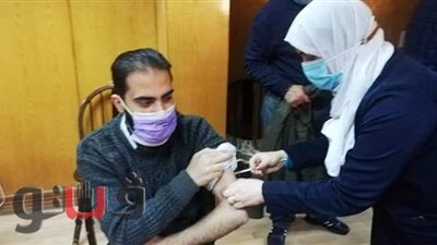 الأطقم الطبية بالغربية تواصل تلقي لقاح كورونا | صور