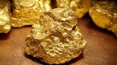 ضبط 15 طنا من أحجار الذهب الخام محملة على سيارة بالبحر الأحمر