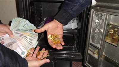 كاميرات المراقبة تكشف سرقة خزينة شركة بالنزهة