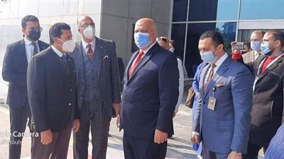 رئيس الاتحاد الدولي للرماية يصل مطار القاهرة.. وصبحي في استقباله