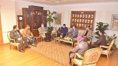 محافظ أسيوط يشارك الشباب رصد احتياجات القرى بمبادرة تطوير الريف