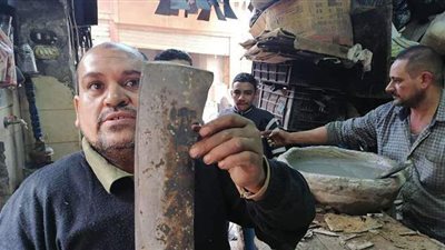 داخل أقدم ورش المنيا.. أبو سمرة الملواني حكاية ساطور برائحة التاريخ.. الصيني يسيطر على الأسواق ويهدد صناعة السكاكين البلدي