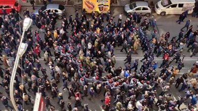 كر وفر واشتباكات بين المواطنين.. عاصمة أرمينيا تتحول إلي ثكنة عسكرية | فيديو وصور