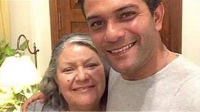 آسر ياسين: أمي باعت ذهبها من أجلي.. وهذه قصة تمثيلها في 