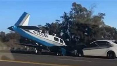 اصطدمت بسيارة.. فيديو مرعب لطائرة تهبط اضطراريا على طريق سريع في أمريكا