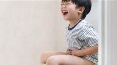 أبرزها مساج وسوائل وبلاش الملينات.. علاج الإمساك عند الأطفال