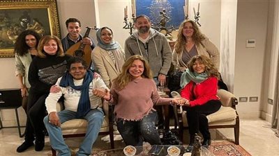 إلهام شاهين تفاجئ جمهورها بصورها مع ليلى علوي وسميرة سعيد ومحمد منير