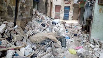 إزالة الأجزاء الخطرة بعد انهيار جزئي بعقارين في حي الجمرك بالإسكندرية