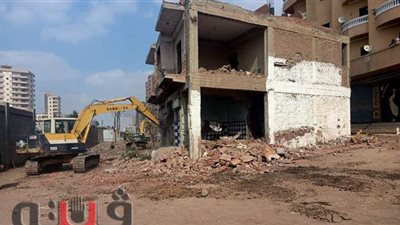 إزالة عقار بنهر الطريق بمنشية البكري في الغربية | صور