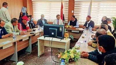 محافظ مطروح يلتقي رئيس اتحاد الميني فوتبول أثناء زيارته لسيوة | صور