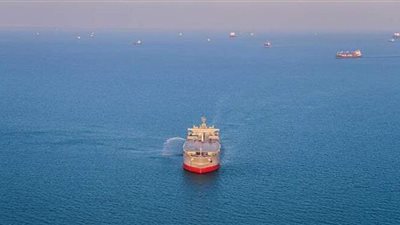 رويترز تكشف تفاصيل انفجار وقع أمس في سفينة بخليج عمان