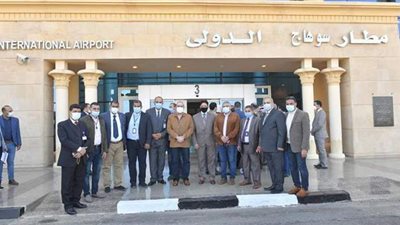 وزير الطيران يسلم مطار سوهاج شهادة الاعتماد الصحي للسفر الآمن