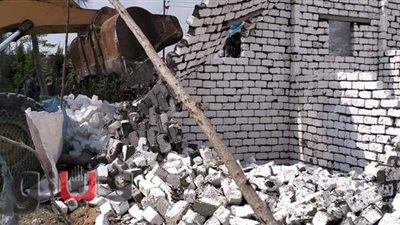 إزالة فورية لمنزلين مخالفين بالقنطرة غرب الإسماعيلية | صور