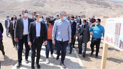 وزير السياحة والآثار يفتتح أعمال تطوير منطقة مقابر الحواويش بأخميم | صور