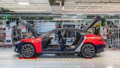 تيسلا تغير نوع بطارياتها لتجنب نقص الإنتاج