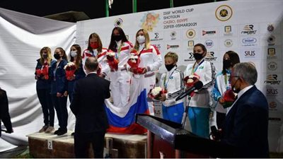 تسليم جوائز المراكز الأولى على الفائزين بفرق الاسكيت بكأس العالم للرماية