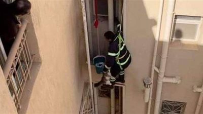 الحماية المدنية تنقذ قطة عالقة داخل منور بالقاهرة الجديدة | صور