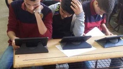 طلاب الصف الأول الثانوي يؤدون امتحان اللغة العربية إلكترونيا