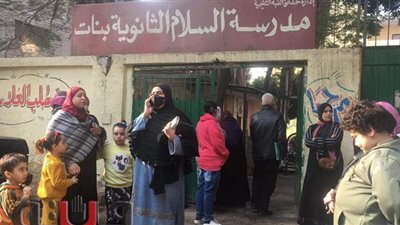 القلق يسيطر على أولياء الأمور أمام اللجان في أول أيام امتحانات أولى ثانوي | صور
