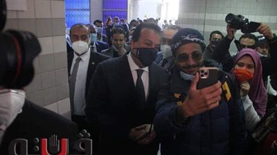 طالب ينزع الكمامة لالتقاط صورة سيلفي مع وزير التعليم العالي | صور