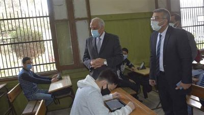 محافظ الجيزة يتفقد لجان امتحانات الترم الأول لأولى ثانوي بمدرسة السعيدية