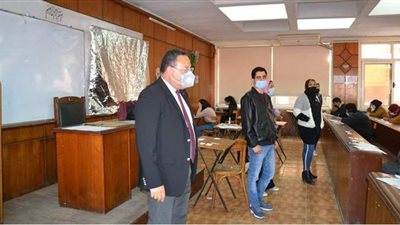 رئيس جامعة الإسكندرية يتفقد سير امتحانات الفصل الدراسي الأول