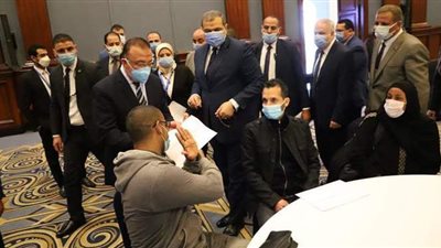 سعفان يسلم 24 عقد عمل لذوي الهمم في الإسكندرية