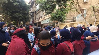 تزاحم طالبات الثانوي التجاري أمام مدرسة السلام بحدائق القبة | صور
