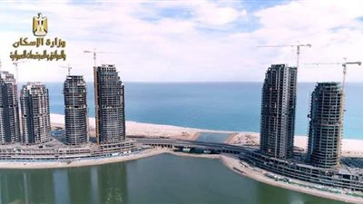 الإسكان: انتهاء الهيكل الخرساني لـ15 برجا بالمنطقة الشاطئية بالعلمين الجديدة