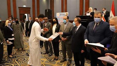 وزير القوى العاملة ومحافظ الإسكندرية يسلمان بوليصة تأمين للعمالة غير المنتظمة