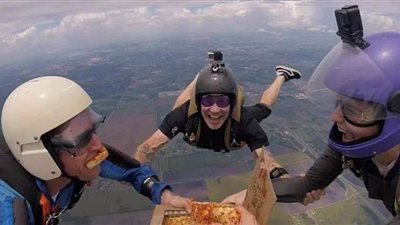 مظليون يتناولون البيتزا على ارتفاع 4 آلاف متر | صور