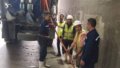 تطهير غرف تصريف مياه الأمطار أسفل نفق عباس بالجيزة
