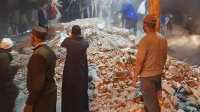 استخراج ٤ أشخاص من أسفل أنقاض منزل منهار بأسيوط | صور