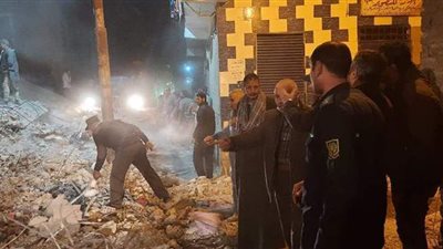 استخراج ٩ ناجين من أسفل أنقاض عقار أسيوط المنهار | فيديو