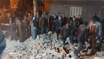 صرف مساعدات عاجلة لـ٣ أسر بعقار أسيوط المنهار | صور