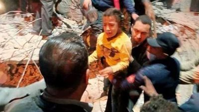 لحظة استخراج طفلة من أسفل عقار أسيوط المنهار | فيديو