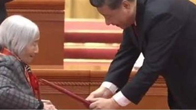 لجهودها في التخلص من الفقر.. الرئيس الصيني ينحني أمام سيدة | فيديو