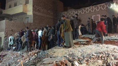 انتشال جثتي طفلين من أسفل انقاض عقار أسيوط المنهار | فيديو