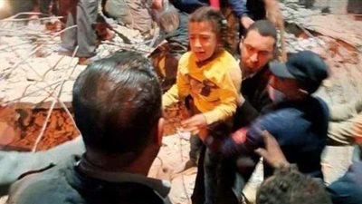 إنقاذ ١٠ أشخاص وانتشال ٣ جثث من أسفل عقار أسيوط المنهار | صور