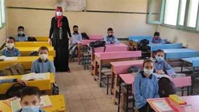 طلاب الصف الرابع الابتدائي يؤدون امتحان متعدد التخصصات.. اليوم