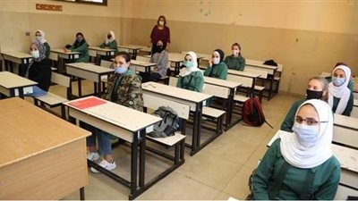 طلاب ثانية ثانوي يؤدون امتحان اللغة العربية والجبر وحساب المثلثات