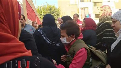 توافد طلاب الصف الرابع الابتدائي لأداء الامتحان المجمع | فيديو وصور