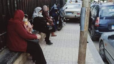 أولياء الأمور ينتظرون أبناءهم بمحيط مدارس الثانوية العامة بالإسكندرية | صور