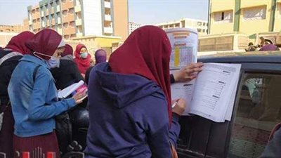 مشاهد داخل لجان الثانوية.. تغيير موعد الامتحان بالجيزة.. استقبال الطلاب بالأغاني الوطنية.. والقلق يسيطر على طالبات عائشة أم المؤمنين