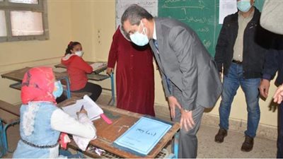 محافظ الغربية يتفقد لجان امتحانات الصف الثاني الثانوي بمدارس زفتى |صور