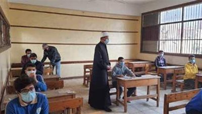 طلاب الأزهر ينتهون من ثاني أيام الامتحانات.. طلاب الشهادة الإعدادية يؤدون امتحان القرآن وحذف درجات السؤال الأول.. وعباس يتفقد اللجان