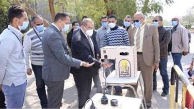 جامعة أسيوط تستخدم أجهزة تعقيم آلية من ابتكار طلاب هندسة لمواجهة كورونا