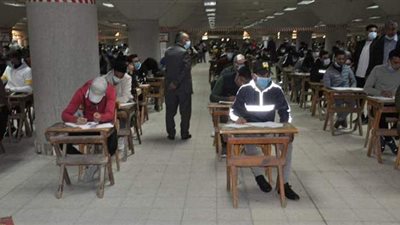 رئيس جامعة حلوان يتفقد امتحانات الترم الأول وسط إجراءات احترازية